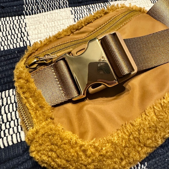 Lululemon Everywhere Belt Bag Fleece Burnt Caramel - Picture 2 of 4